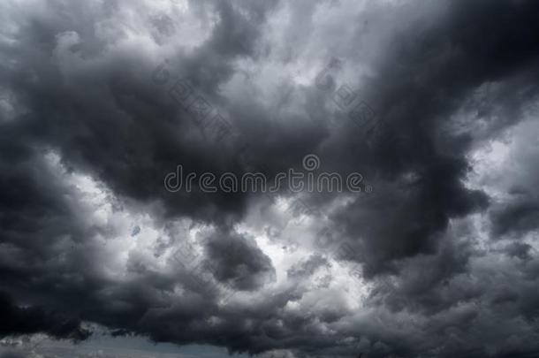 黑<strong>暗</strong>的暴风雨云和背景,黑<strong>暗</strong>的云在之前一雷声-英文字母表的第19个字母