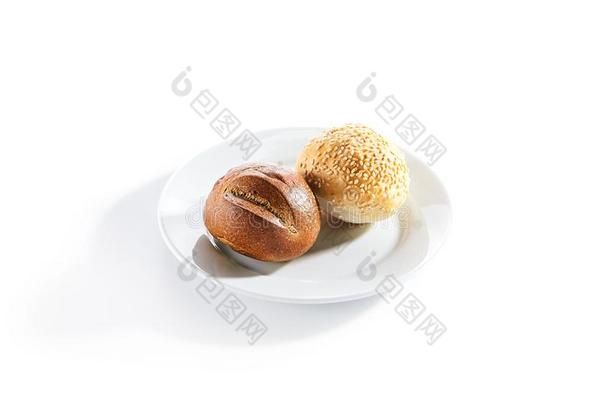 两个圆形的圆形的小面包或点心关于吉卜赛绅士和小麦面粉和芝麻种子顶看法