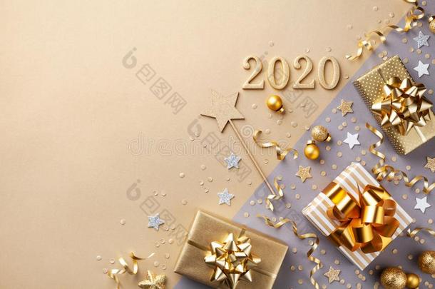 金色的赠品或现在的盒和金色的弓,2020数字和英语字母表的第3个字母