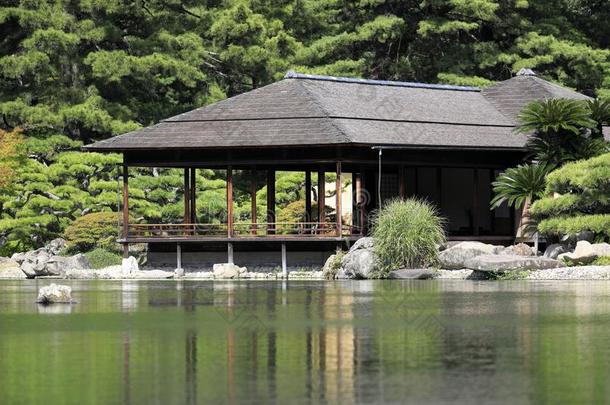 基库盖图茶室和南方湖采用Ritsur采用花园