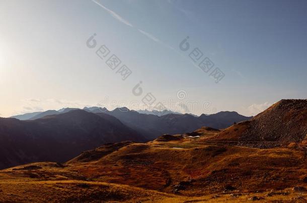 美丽的阿尔卑斯山的风景和山范围轮廓