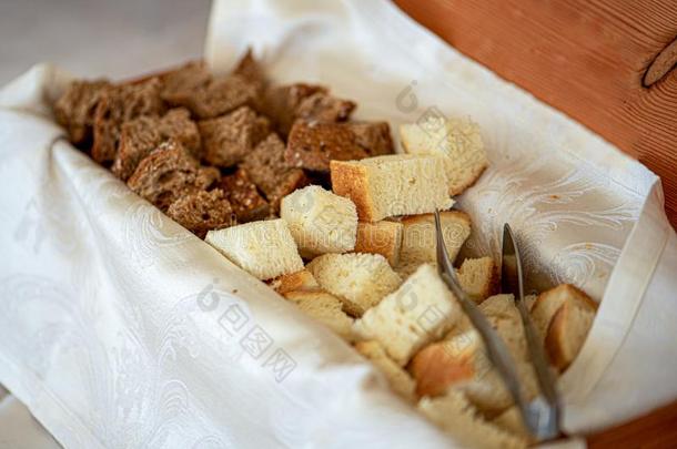 立方形的东西关于全麦面粉面包和白色的香草橄榄油面包采用一eleg一t木制的