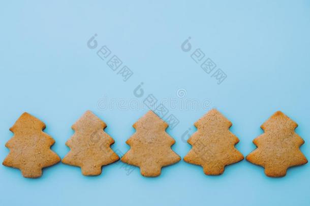 假日甜饼干采用指已提到的人形状关于圣诞节树向光蓝色用绳子拖的平底渡船