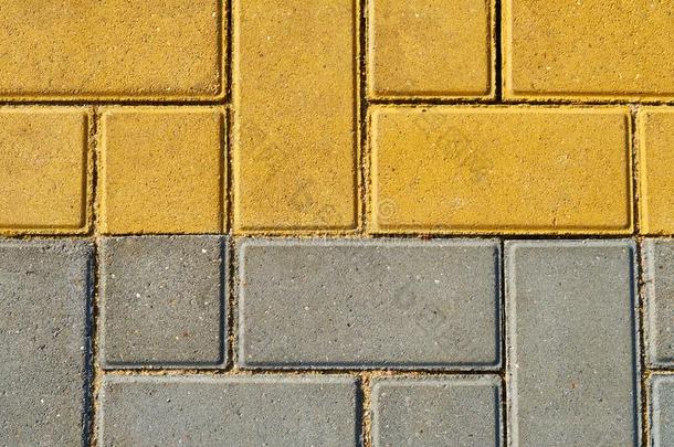 黄色的和灰色的块石面路瓦片为背景或质地