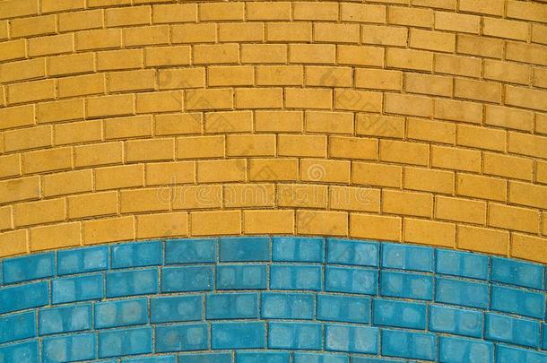 黄色的和蓝色块石面路瓦片为背景或质地