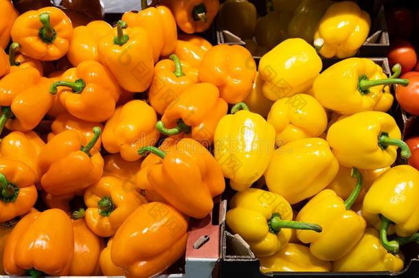桔子和黄色的甜的胡椒采用尤指装食品或液体的)硬纸盒盒向超级市场Colombia哥伦比亚