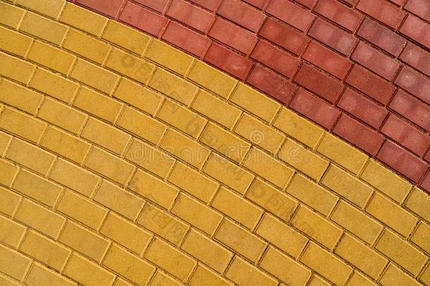 黄色的和红色的棕色的块石面路瓦片为背景或质地