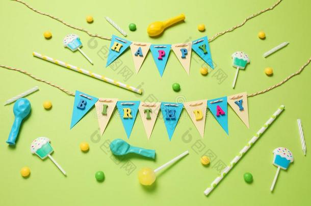 最小的幸福的生日布置为社交聚会.甜的<strong>糖果</strong>,<strong>气球</strong>,英文字母表的第19个字母