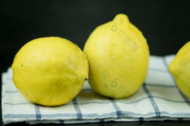 新鲜的有机的柠檬.自然的日常饮食成果为有酸味的味道柠檬ade.