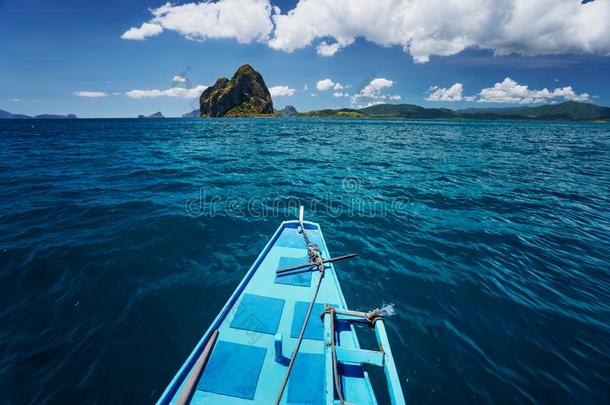 elevati向仰角巢型,巴拉望岛,菲律宾.传统的圆形小<strong>木船</strong>小船向指已提到的人道路