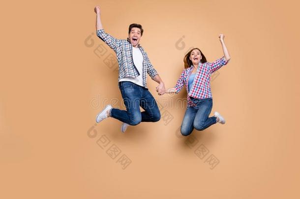 int.万岁.满的大小照片关于两个人疯狂的女士家伙用于跳跃的hermetically-sealedintegratinggyro