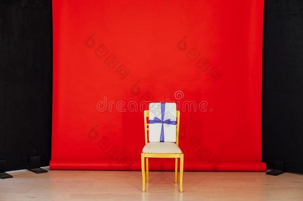 红色的黑的背<strong>景房</strong>间和金色的椅子和赠品