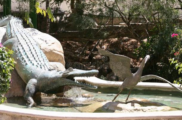 <strong>雕像</strong>关于短吻鳄采用运动墨西哥