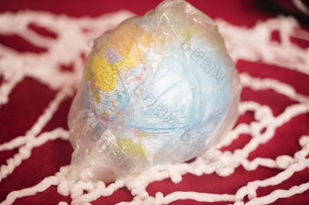 全球的准备动作的观念.行星地球采用指已提到的人塑料制品袋.