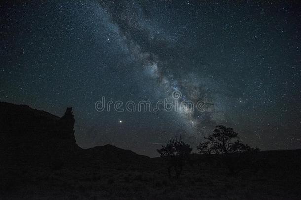 美丽的夜和一天满的关于st一rs一nd像牛奶的W一y采用Vi一L一