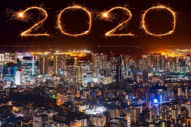 2020幸福的新的年烟火越过东<strong>京城</strong>市风光照片在夜,日本的椰子牛轧