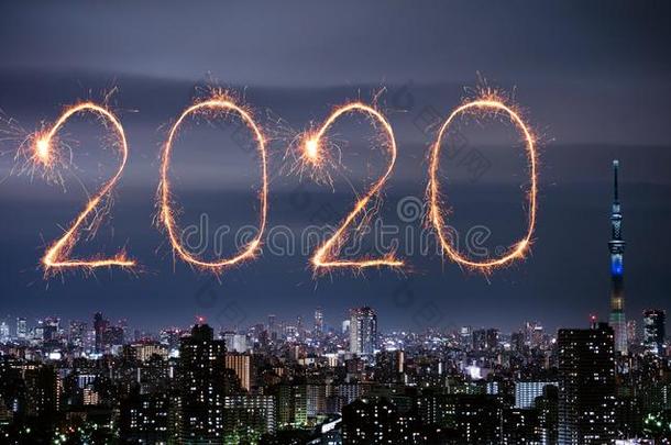 2020幸福的新的年烟火越过东<strong>京城</strong>市风光照片在夜,日本的椰子牛轧