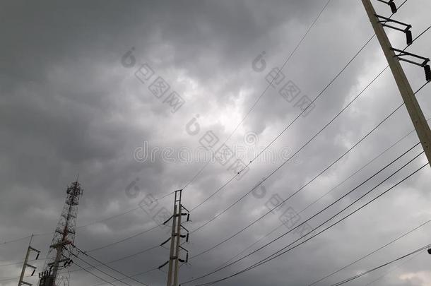 微波塔和高的电压列表框在之前雷声暴风雨