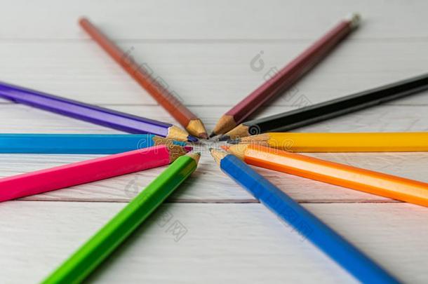 全部的铅笔富有色彩的卷笔刀向变模糊木制的表