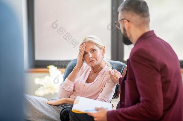 美丽的女人感觉强调后的离婚和丈夫