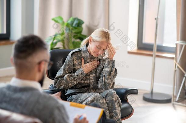 女军人感觉强调在期间所有军事的康复