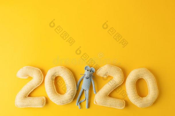 幸福的新的年2020.数字2020愈合从纱和灰色玩具