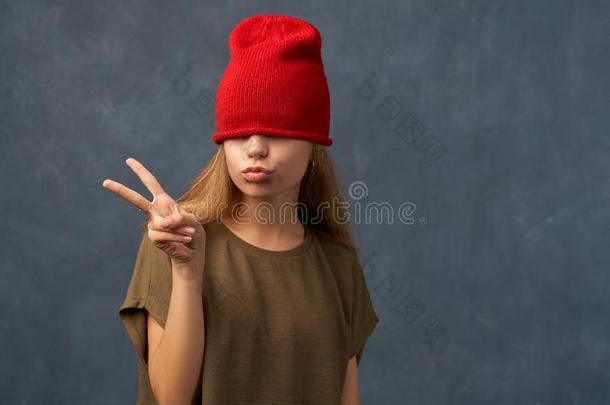 十几岁的青少年<strong>拉下</strong>红色的帽子,遵守眼睛关闭着的