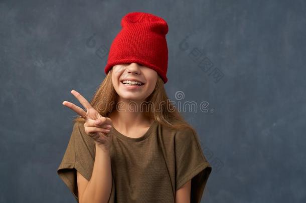 十几岁的青少年<strong>拉下</strong>红色的帽子,遵守眼睛关闭着的