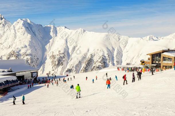 许多滑雪者和滑雪板骑马越过idalp公司向山下柏拉图在