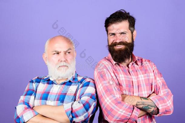 两个有胡须的人较高的和成熟的.父亲和儿子家庭.类