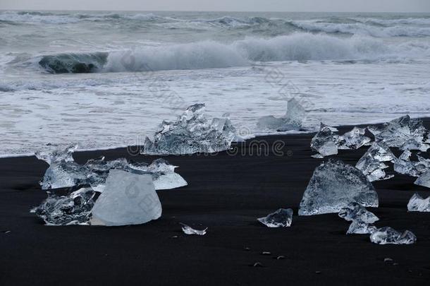 清楚的蓝色冰洗在上面向指已提到的人黑的沙海滩向冰岛`英文字母表的第19个字母英文字母表的第19个字母o