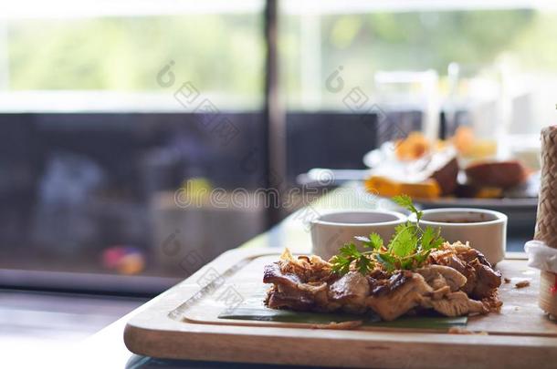 鸡牛排和浸向香蕉叶子和木材盘子采用ThaiAirwaysInternational泰航国际猪圈