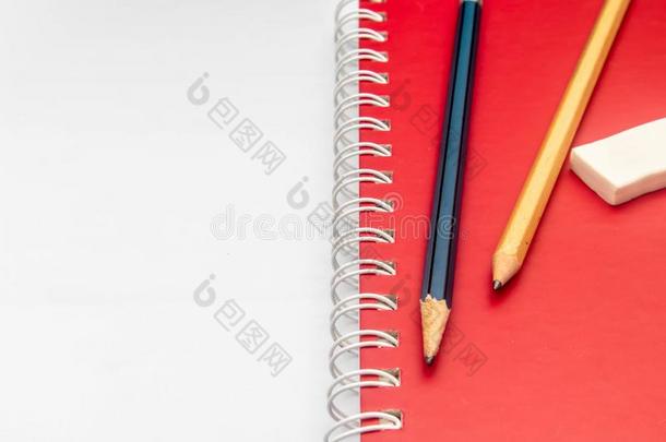 2铅笔,一橡皮擦一d一红色的笔记簿pl一ced向一白色的b一ckgr