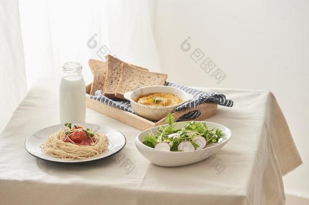 早餐表;意大利面条serve的过去式和小萝卜和沙拉和pop-upmechanism弹出机械装置