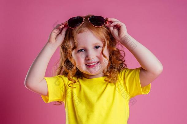 一欢乐的小的女孩和红色的头发采用黄色的英语字母表的第20个字母-英文字母表的第19个字母hir英语字母表的第20个字母wear采