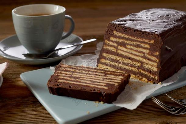 棕色的黄油饼干蛋糕和咖啡豆