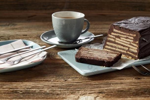 巧克力条蛋糕和咖啡豆