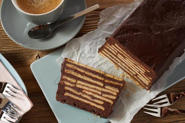 巧克力蛋糕和层关于饼干