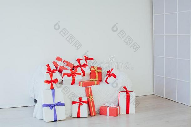 白色的沙发和礼物为生日社交聚会圣诞节