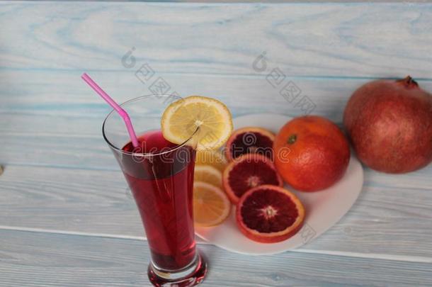 一玻璃关于果汁,橙红色的和桔子.