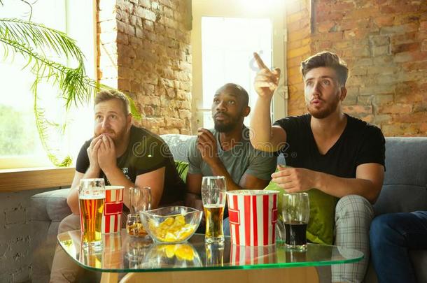 组关于朋友观察足球或足球游戏向television电视机在家
