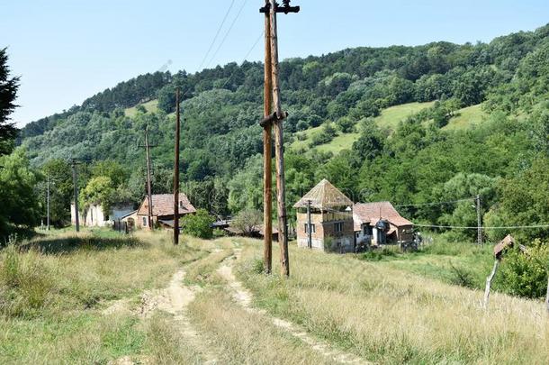 英语翻译人员无人居住的村民毁坏