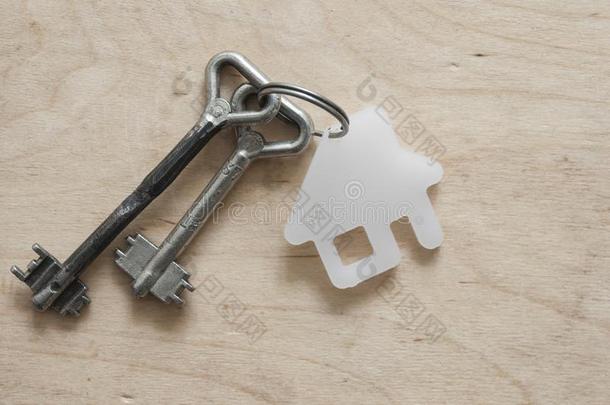房屋钥匙采用心形状和家钥匙r采用g向木材背景,英语字母表的第3个字母