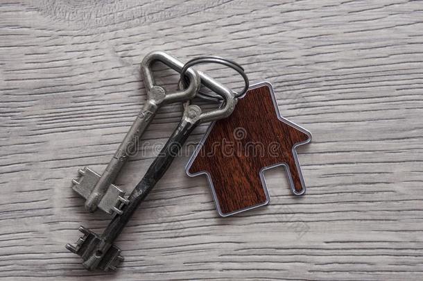 房屋钥匙采用心形状和家钥匙r采用g向木材背景,英语字母表的第3个字母