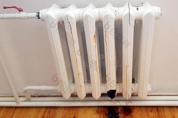 老的暖气片暖气装置破裂老的暖气片暖气装置破裂.水漏出