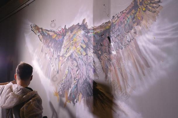 艺术家设计师绘画一鹰向指已提到的人墙.Craftsm一室内装饰师