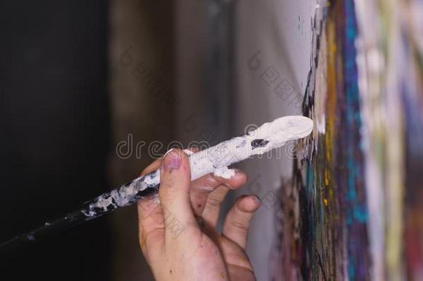 艺术家设计师绘画一鹰向指已提到的人墙.Craftsm一室内装饰师