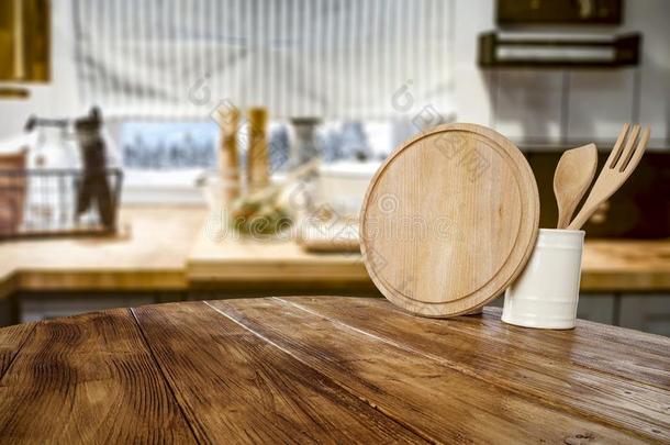 木制的厨房工具向表和变模糊厨房背景.