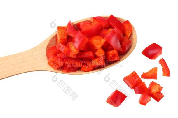 一件关于红色的甜的钟胡椒采用木制的勺隔离的向极少的量