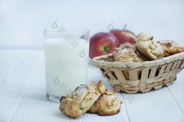 自家制的苹果甜饼干和奶.甜饼干和苹果s.秋FaroeIslands法罗群岛